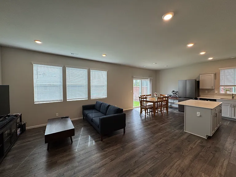 832 Bradley St NE — Photo 3