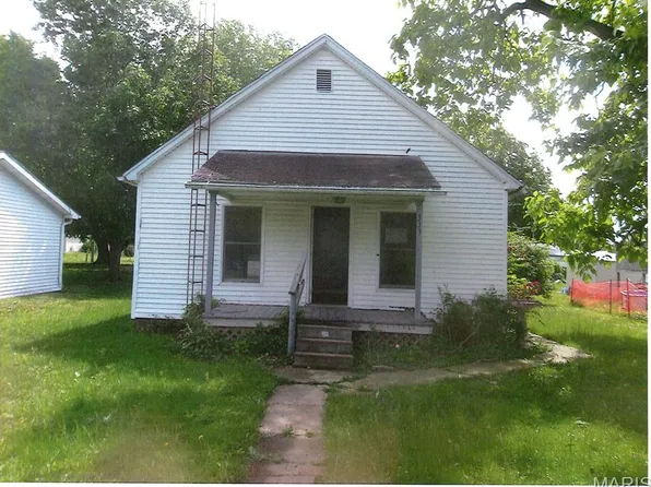 313 N 1st St, Witt, IL 62094