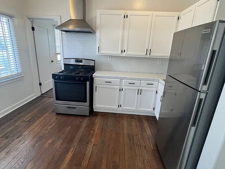 1121 N Kenmore Ave #102 — Photo 8