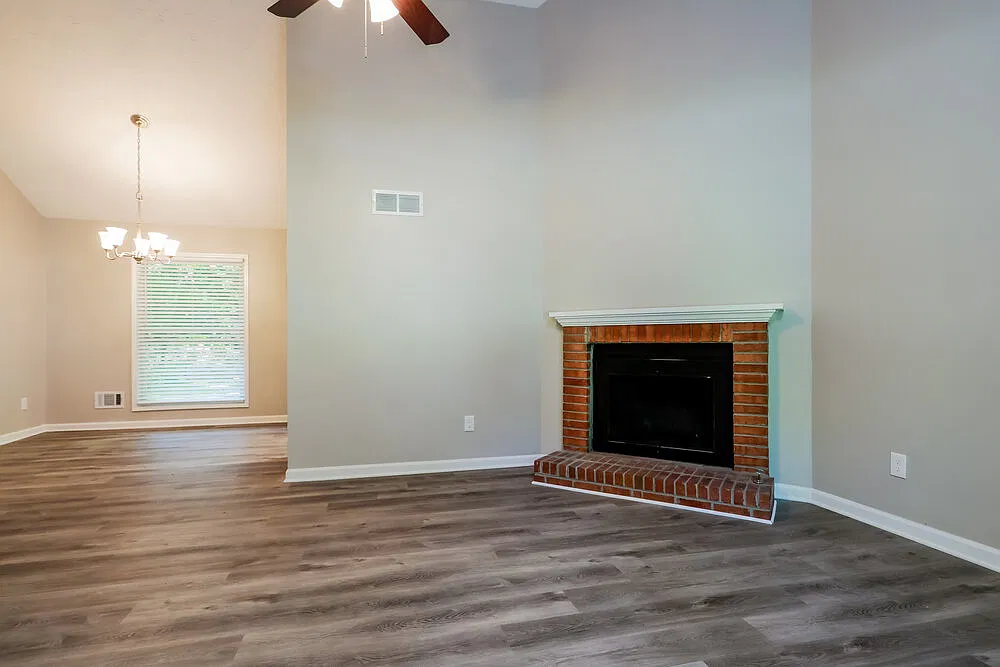 3 bed, 2.0 bath, 1354 sqft, $2,195 — Photo 4