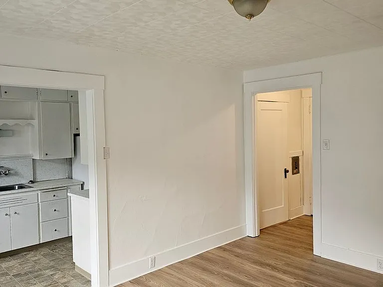 435 -Keystone Apartments — Photo 18