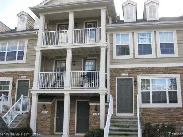 230 Park Green Dr, Lake Orion, MI 48362