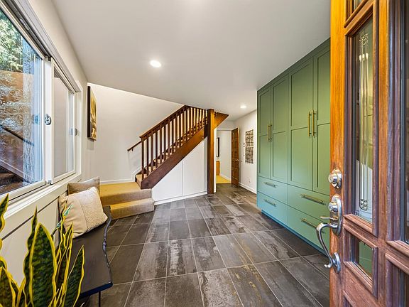 4th image of 569 Edgewood Avenue