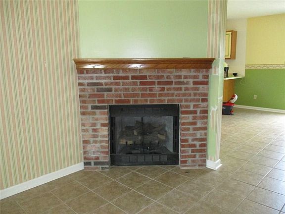 3rd image of 107 N Deer Cliff Dr