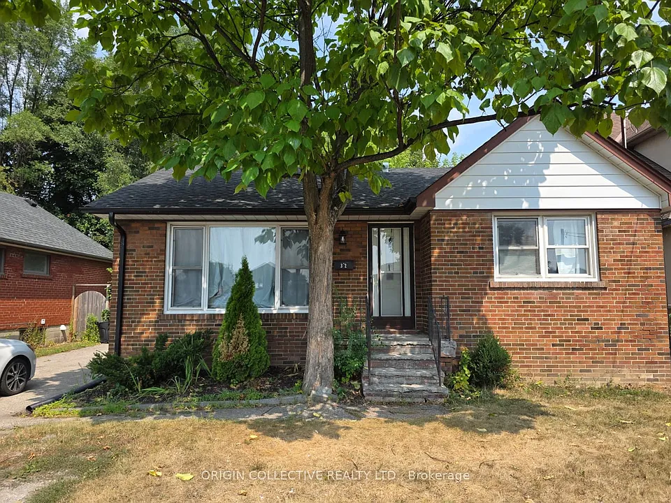 32 Marchington Cir S