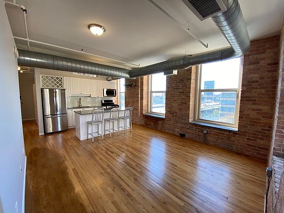 4th image of 420 S Clinton St APT 401