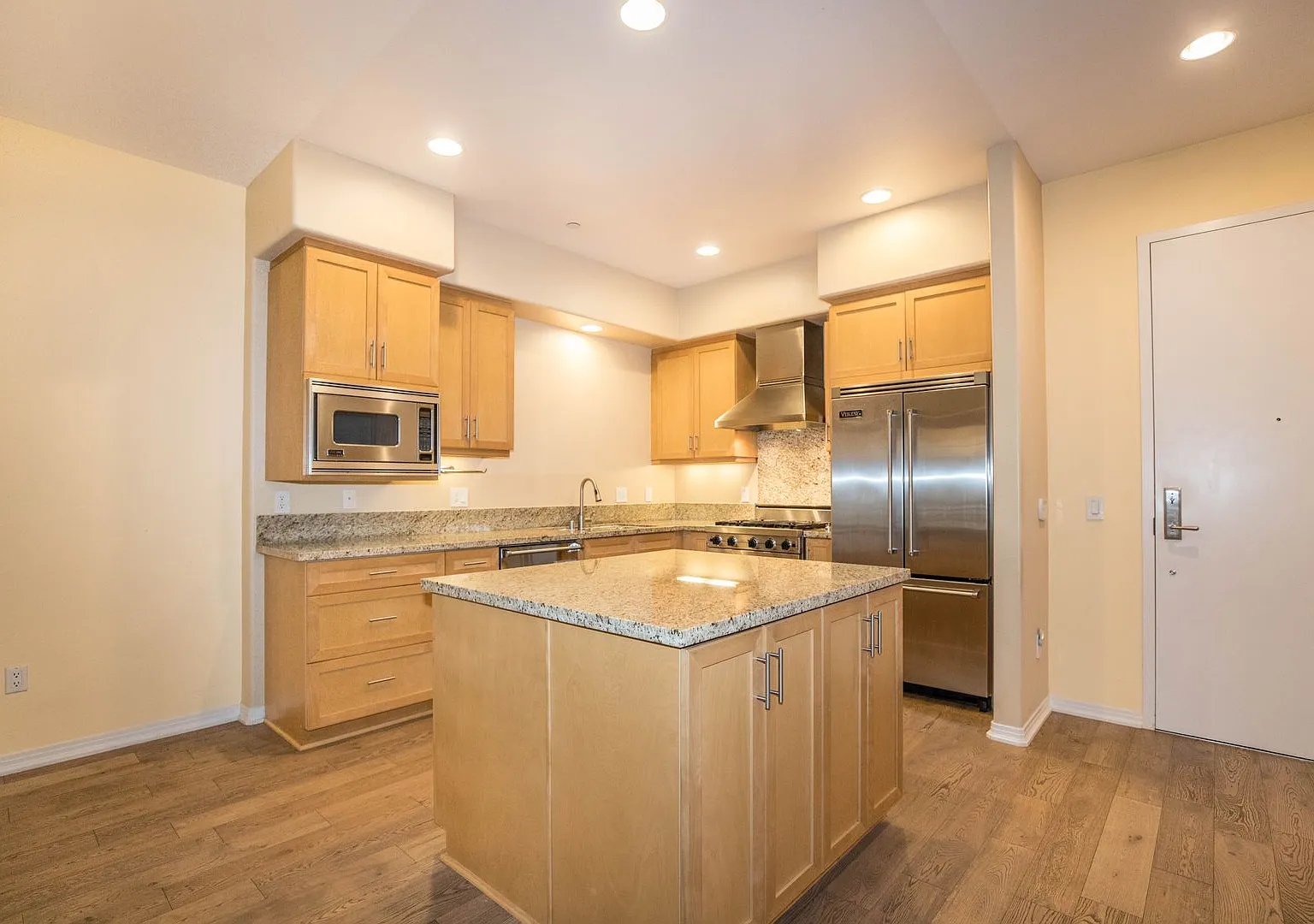 Luxury Living Marina Del Rey! 1+1.5 & Den! — Photo 1