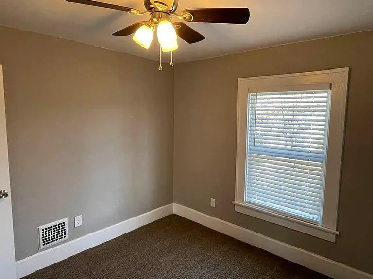 140 S Eureka Ave — Photo 16