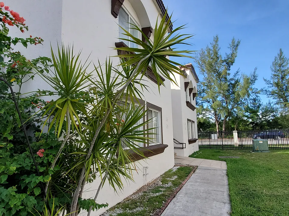 1180 NW 125th Path
