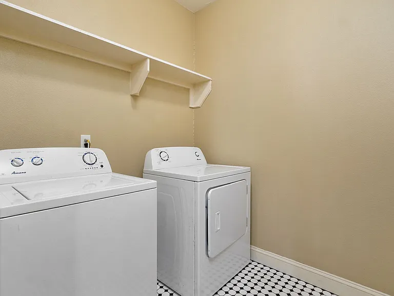 1040 E Walnut St — Photo 32