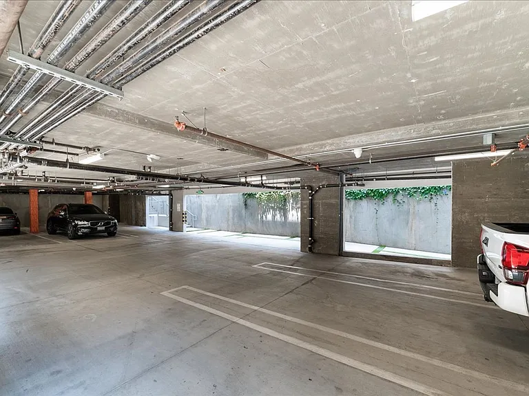 563 N Hoover St #4 — Photo 16
