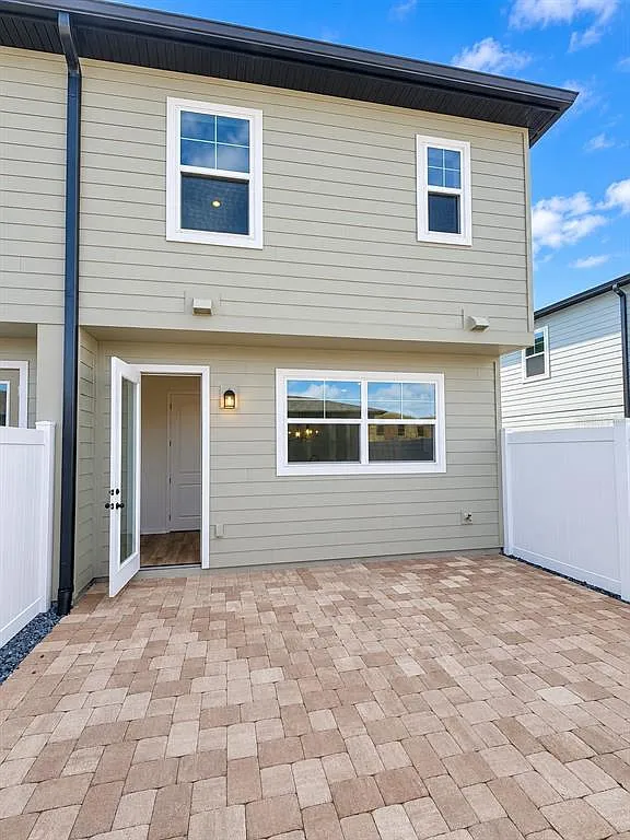 3 bed, 2.5 bath, 1675 sqft, $2,800 — Photo 2