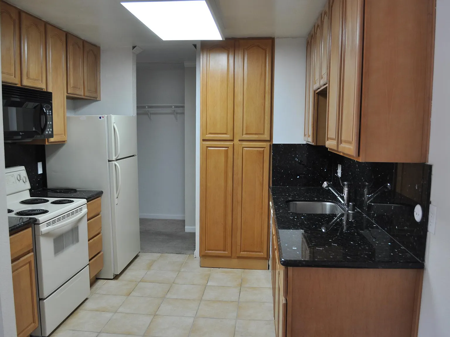 2 bed, 983 sqft, $3,400 — Photo 2