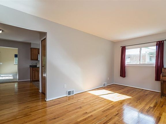 3rd image of 1329 Borgstrom Ave