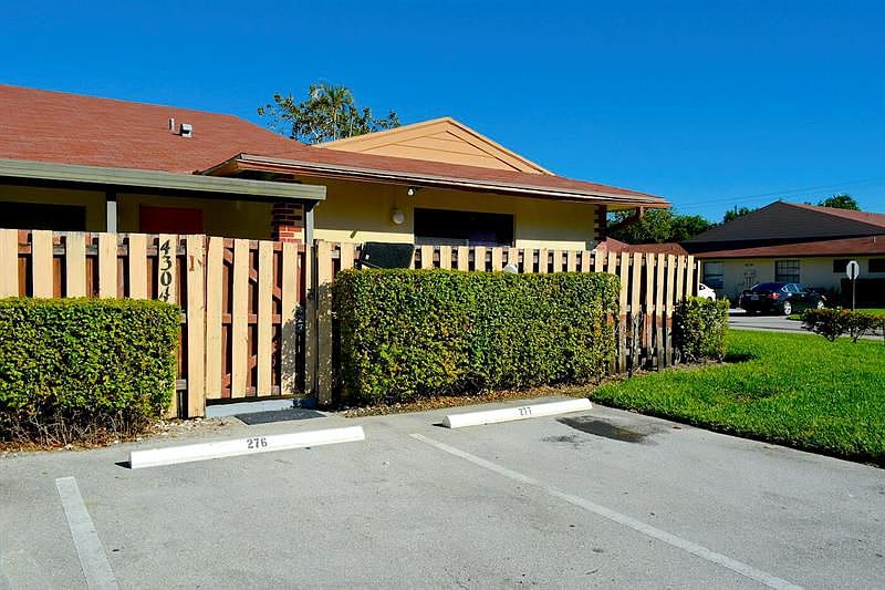 1st image of 4304 Woodstock Dr APT D