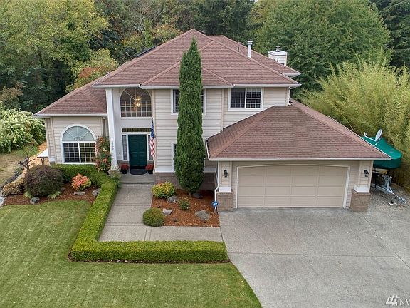 This home is perfectly located for the commuter minutes from freeways, Seattle, airport, major retail, dining & business hubs. Situated on a tree-lined drive at the entrance to Seahurst Park, you will delight in the close proximity to elementary school, summer concerts at Lake Burien and more.  