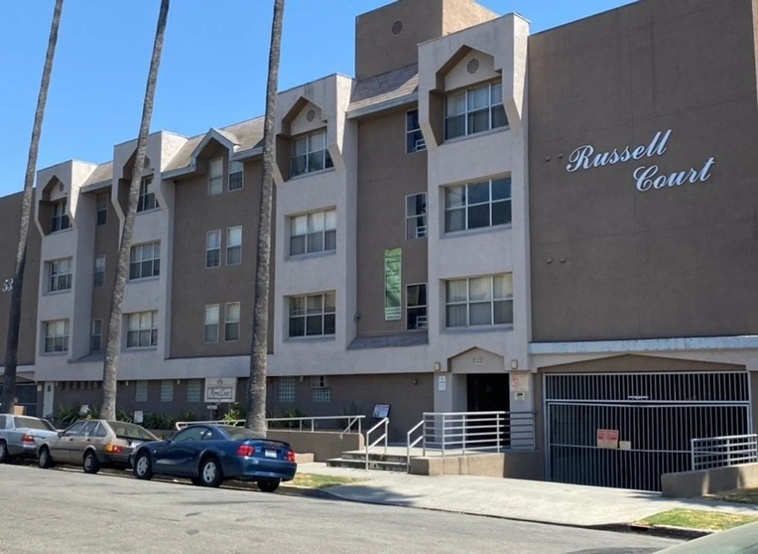 Russell Court Apartments — Photo 4