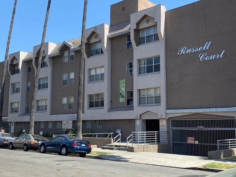 Russell Court Apartments — Photo 4