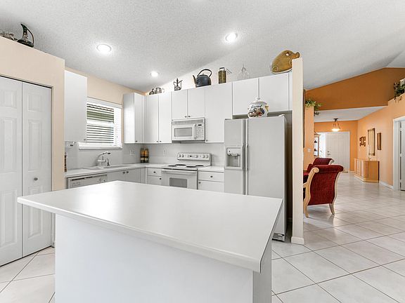 5th image of 10527 Utopia Cir W