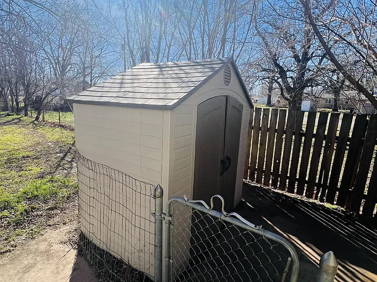 1213 W Oak Ave — Photo 10