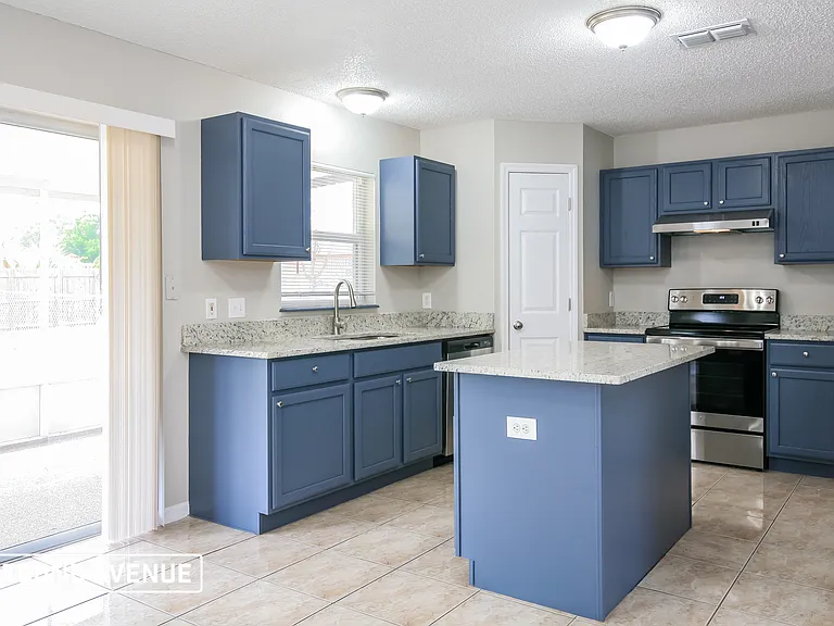 12042 Villa Rd — Photo 4