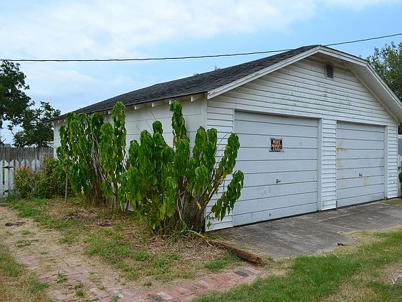 4th image of 400 Osterloh St