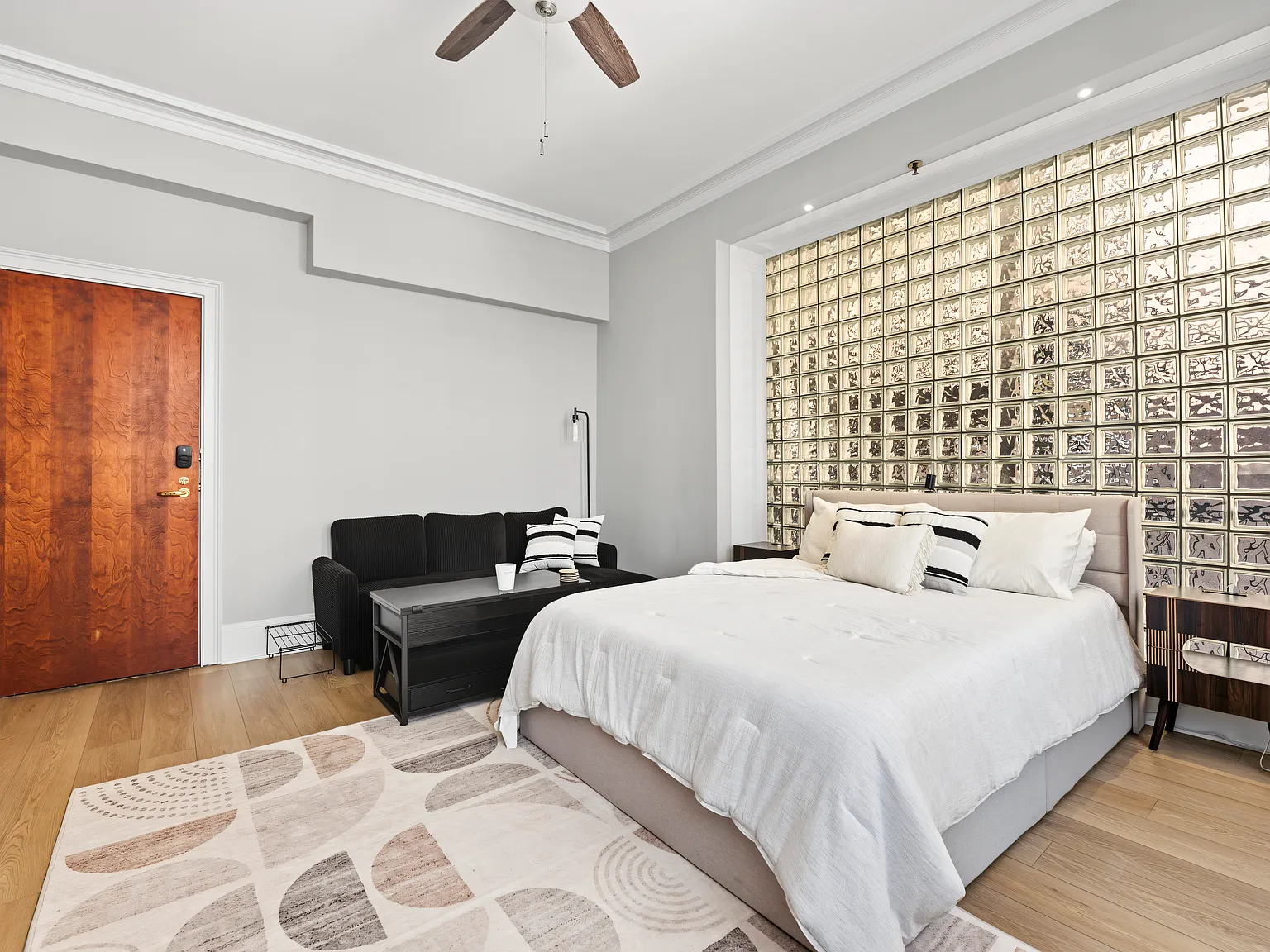 Studio, 350 sqft, $2,000 — Photo 2