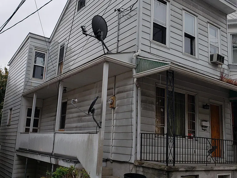 213 N George St — Photo 1