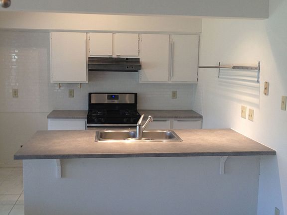 open kitchen, large bar