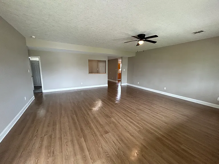 5053 Hawthorn Dr — Photo 2