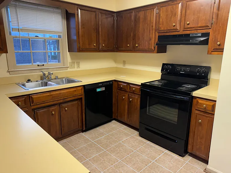 240 Chippendale Cir — Photo 25