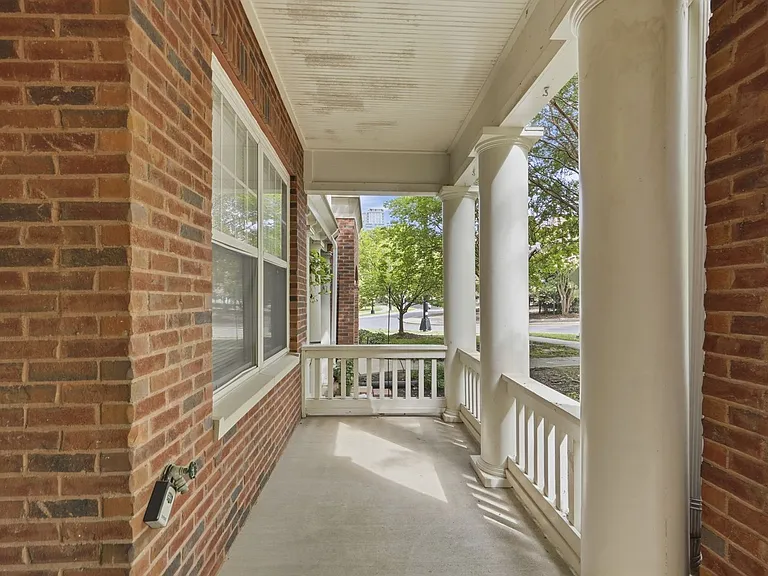614 E 9th St — Photo 10