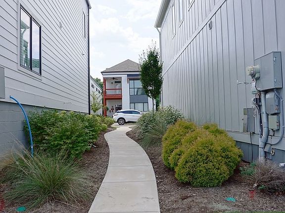 4th image of 3093 Saint Elmo Ave