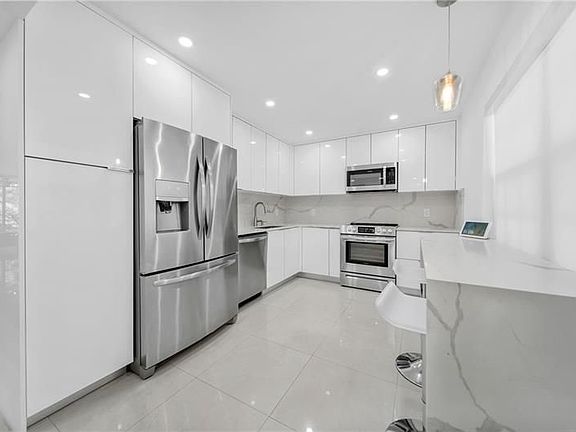 2nd image of 901 Cypress Grove Dr