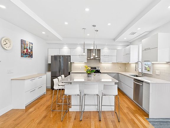 5th image of 93 Alden St