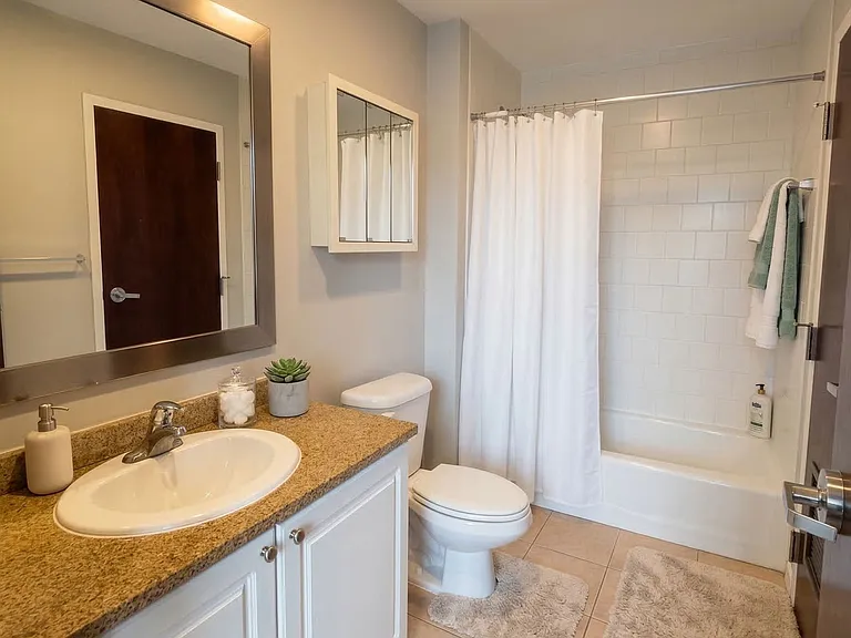 Farmington Avenue Apartments — Photo 12