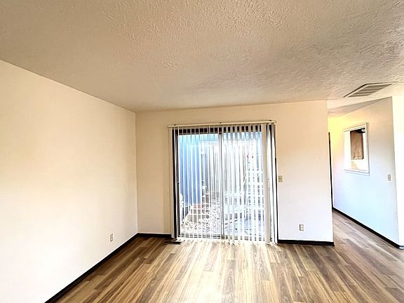 3rd image of 3815 Lynnbrook Cir