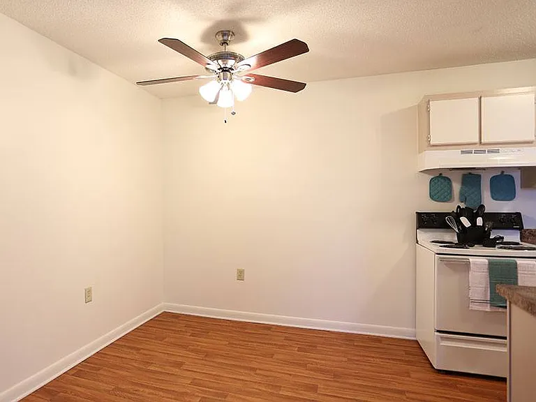 HUNTERS OAK APARTMENTS — Photo 4