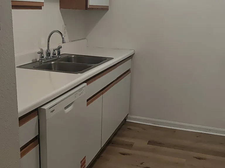 Fifth Avenue Apartments — Photo 12