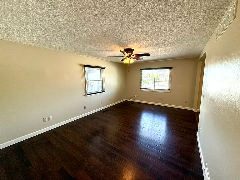 408 Anamosa St — Photo 5
