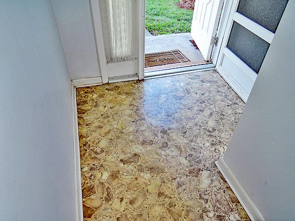 2nd image of 1011 Pheasant Run Dr APT C