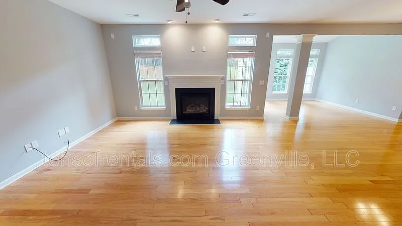 3 bed, 2.5 bath, 2282 sqft, $2,295 — Photo 2