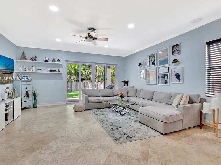 853 SW 11th Ct — Photo 8