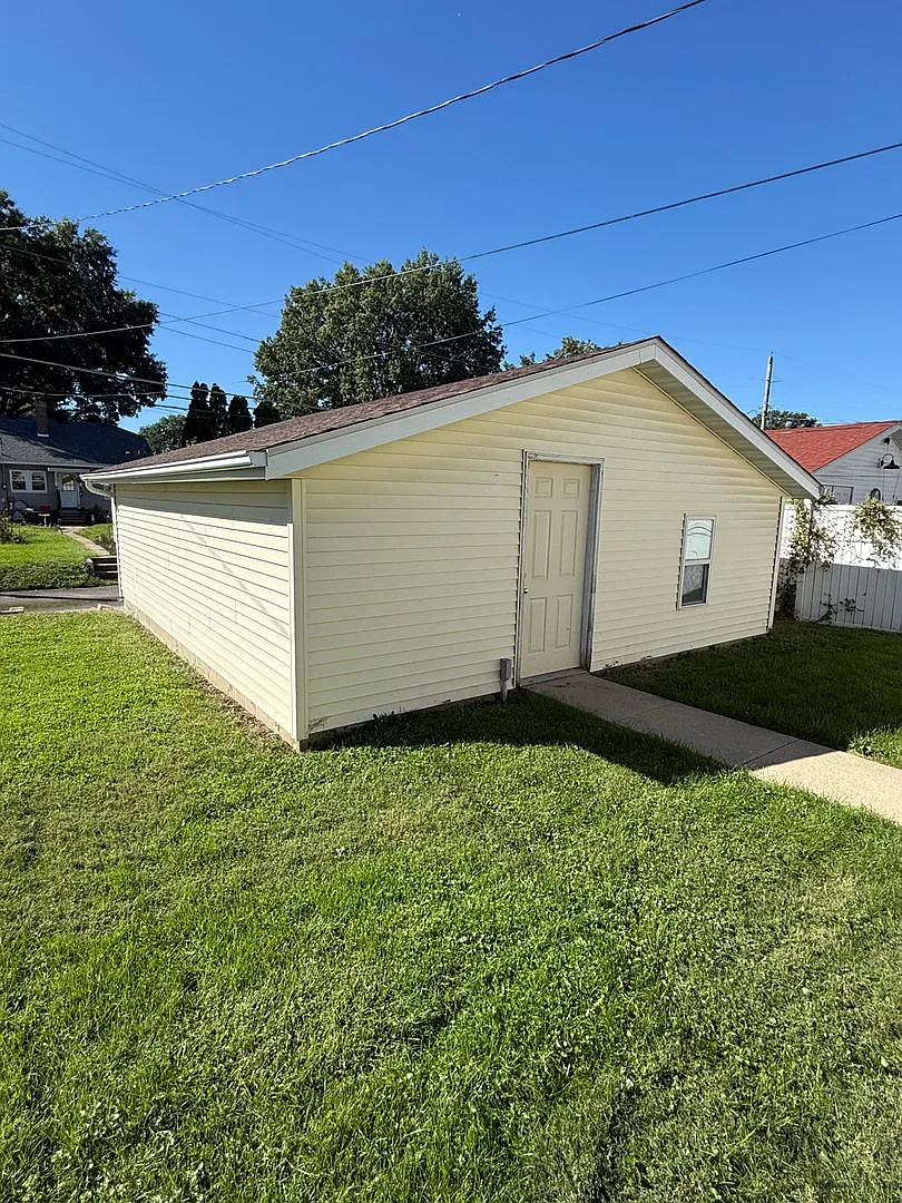 Spacious 4 Bedroom Home with Private Backyard & Garage! 2950 Arlington Ave., Davenport, IA 52803 — Photo 3