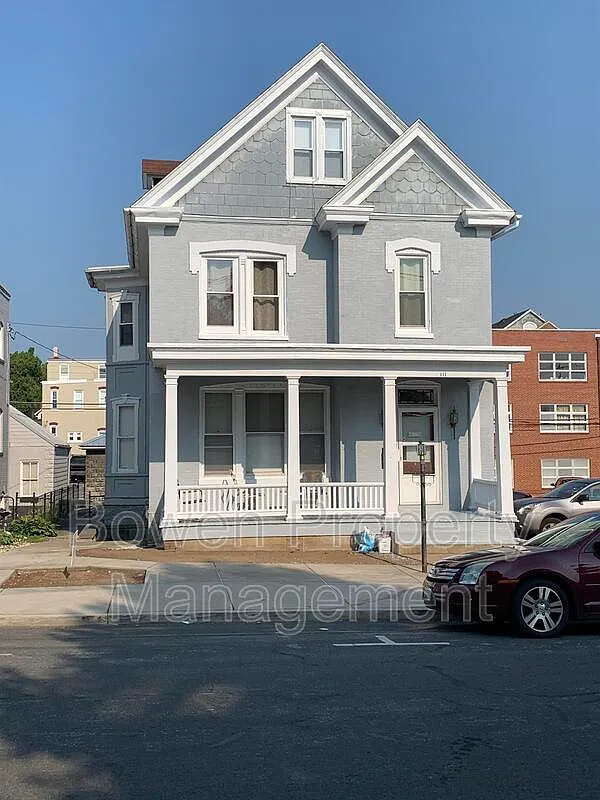 1 bed, 1.0 bath, $900 — Photo 1