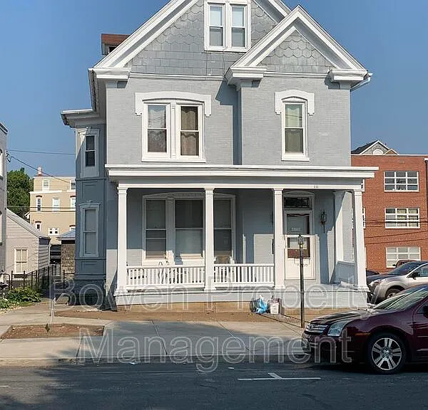 111 King St — Photo 1