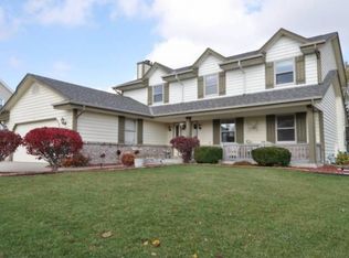 N77W16048 Hunters Ridge Cir, Menomonee Falls, WI 53051