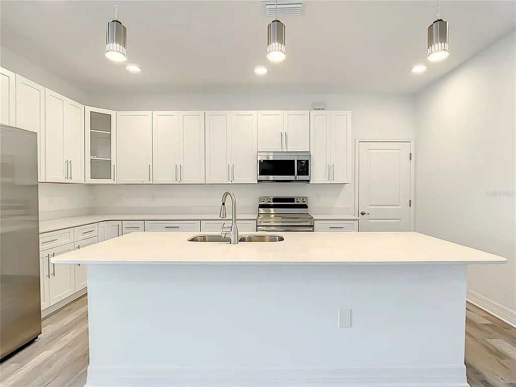 3 bed, 2.0 bath, 1773 sqft, $2,300 — Photo 3