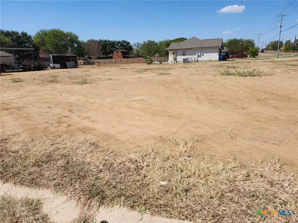 451 4th St, Floresville, TX 78114