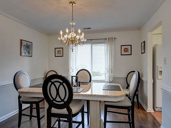 4th image of 636 Broadwinsor Cres